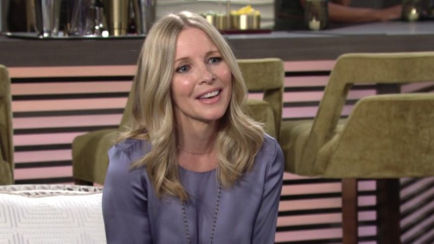 Christine (Lauralee Bell) et Nina rattrapent le temps perdu. Les Feux de l'Amour,
épisode 6330 (1 juin 2023,
AUVIO)