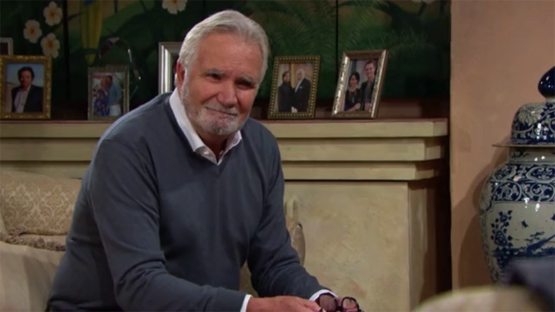 Eric (John McCook) reçoit une visite surprise à la Villa Forrester. Amour, Gloire et Beauté/Top Models,
                     épisode 8415 (8 décembre 2020,
CBS)