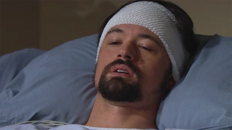 Thomas (Matthew Atkinson) a quelque chose d'important à dire à Hope. Top Modèles,
                     épisode 8419 (20 octobre 2021,
TVA)