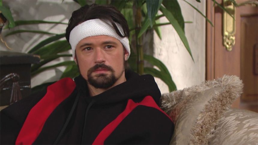 Thomas (Matthew Atkinson) sort enfin de l'hôpital ! Top Models,
épisode 8427 (12 avril 2021,
RTS)