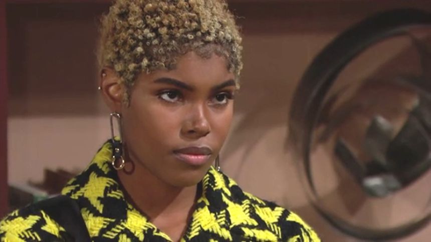 Paris (Diamond White) a une triste nouvelle à annoncer autour d'elle. Top Models,
                     épisode 8432 (26 octobre 2021,
RTL9)