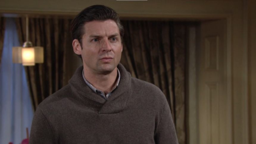 Chance (Donny Boaz) accepte difficilement de laisser Abby seule. Les Feux de l'Amour,
épisode 8772 (31 juillet 2023,
TF1)