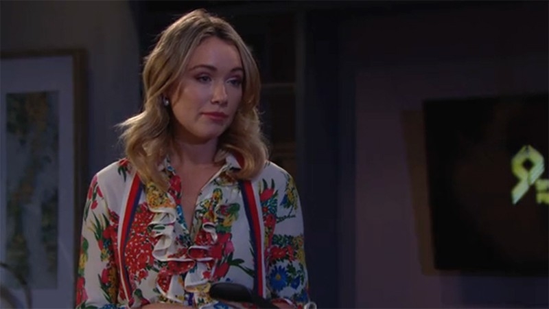 Florence (Katrina Bowden) fait de son mieux pour remonter le moral de Bill. Amour, Gloire et Beauté/Top Models,
                     épisode 8447 (28 janvier 2021,
CBS)