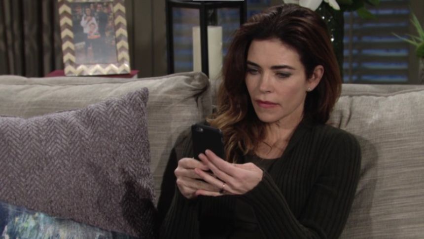 Victoria (Amelia Heinle) est trop distraite pour travailler. Les Feux de l'Amour,
épisode 12043 (3 février 2021,
CBS)