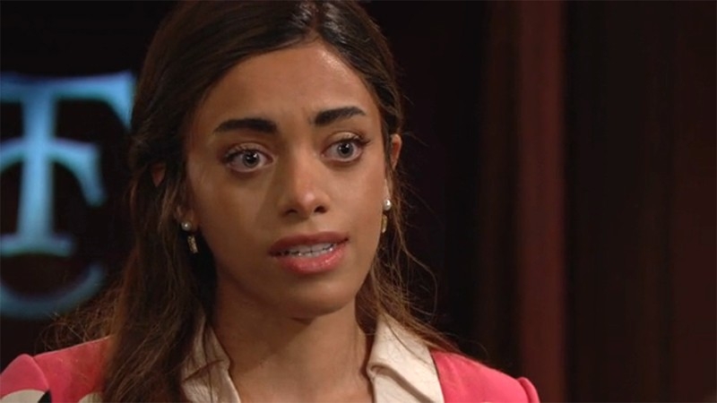 Zoe (Kiara Barnes) cherche à se justifier auprès de Carter. Top Models,
                     épisode 8451 (22 novembre 2021,
RTL9)