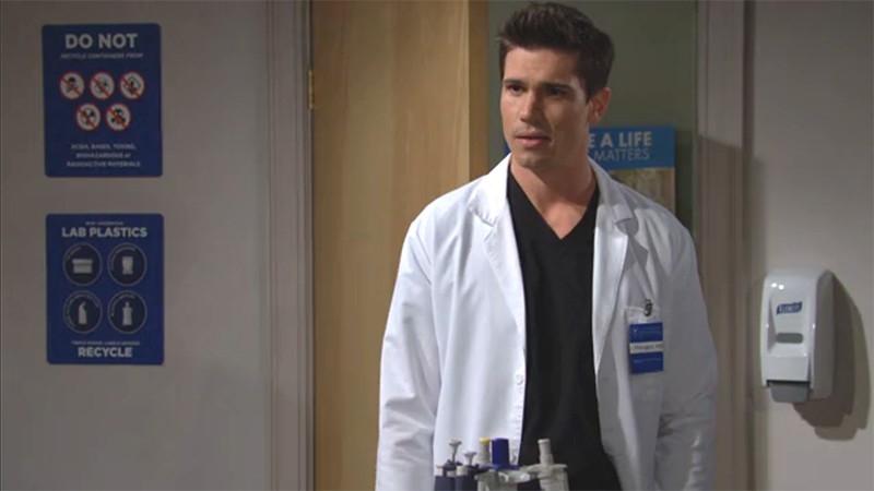 Finn (Tanner Novlan) est surpris en réalisant que Vinny travaille au laboratoire. Top Modèles,
                     épisode 8465 (6 janvier 2022,
TVA)