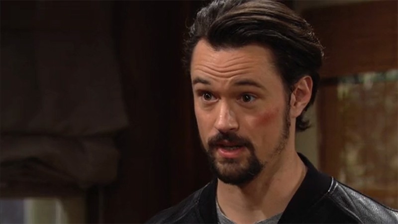 Thomas (Matthew Atkinson) s'empresse d'annoncer la bonne nouvelle à Hope. Top Modèles,
                     épisode 8473 (18 janvier 2022,
TVA)