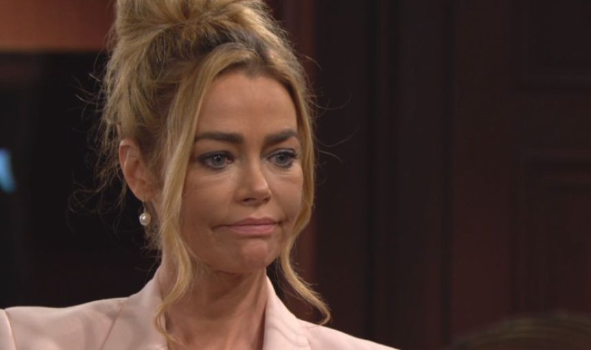 Shauna (Denise Richards) est reconnaissante envers Brooke. Top Models,
                     épisode 8482 (28 juin 2021,
RTS)