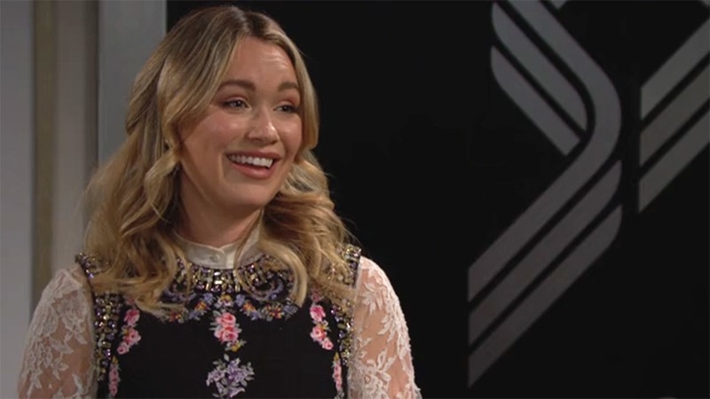 Florence (Katrina Bowden) a hâte d'annoncer la nouvelle à sa mère. Amour, Gloire et Beauté,
                     épisode 8483 (23 février 2022,
TF1)
