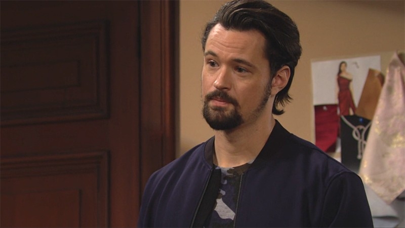 Thomas (Matthew Atkinson) apporte son soutien à Hope. Amour, Gloire et Beauté/Top Models,
épisode 8484 (30 mars 2021,
CBS)