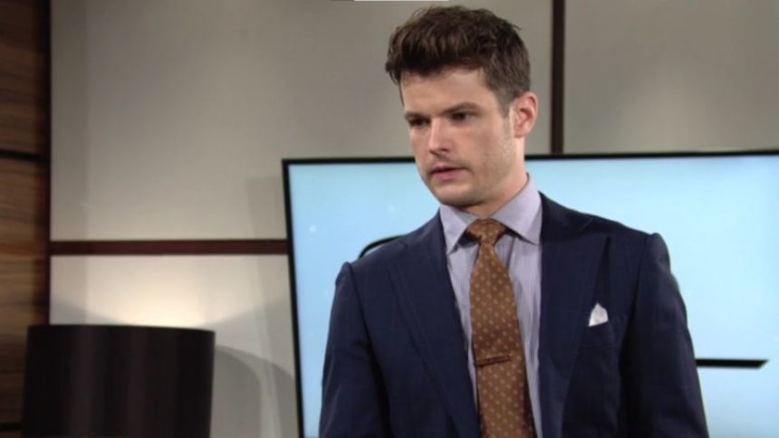 Kyle (Michael Mealor) reçoit des nouvelles d'Ashland... Les Feux de l'Amour,
épisode 12078 (1 avril 2021,
CBS)