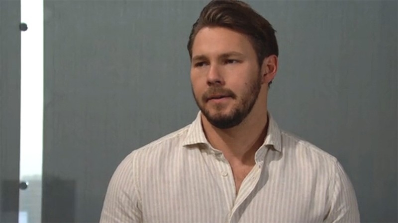Liam (Scott Clifton) se demande comment regagner la confiance de Hope. Top Models,
                     épisode 8486 (2 juillet 2021,
RTS)