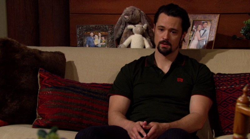 Thomas (Matthew Atkinson) est très affecté par la mort de Vinny. Top Models,
                     épisode 8494 (20 janvier 2022,
RTL9)