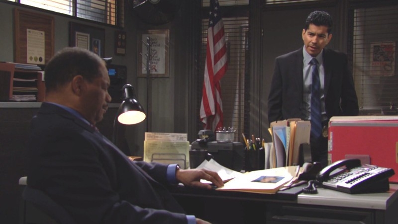 L'inspecteur Sanchez (Jeremy Ray Valdez) se joint à l’enquête… Amour, Gloire et Beauté/Top Models,
                     épisode 8501 (23 avril 2021,
CBS)