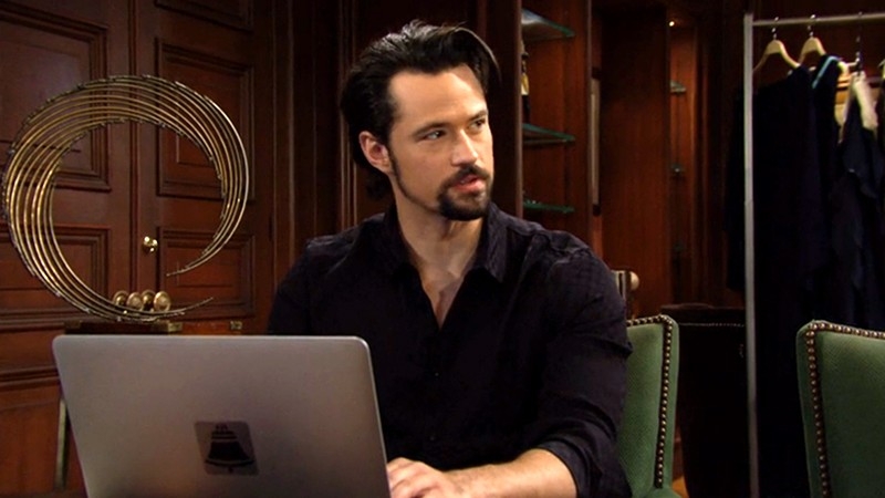 Thomas (Matthew Atkinson) envoie son hommage pour Vinny à son entourage. Top Modèles,
                     épisode 8507 (7 mars 2022,
TVA)