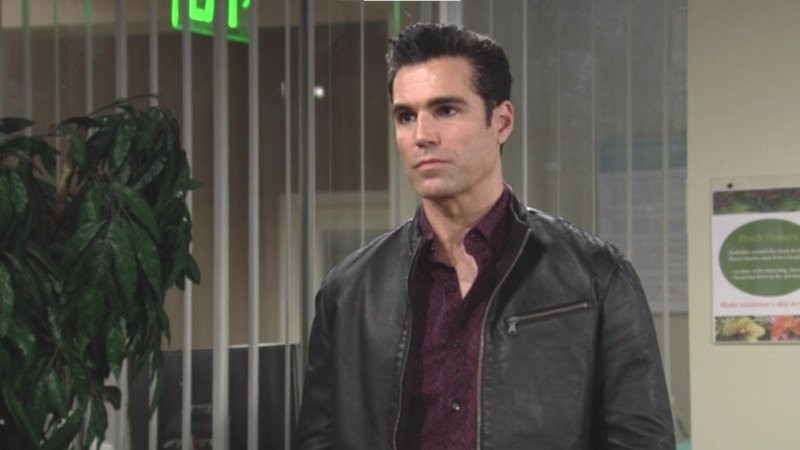 Rey (Jordi Vilasuso) tient à être présent pour Faith et Sharon. Les Feux de l'Amour,
                     épisode 8838 (8 novembre 2023,
RTS)