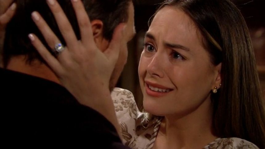 Hope (Annika Noelle) fait de son mieux pour réconforter Liam. Top Models,
épisode 8508 (3 août 2021,
RTS)
