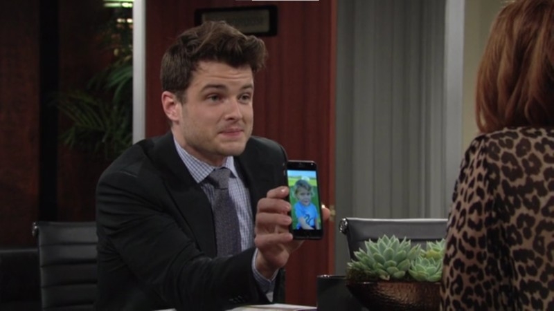 Kyle (Michael Mealor) montre fièrement la photo d'Harrison à Mariah. Les Feux de l'Amour,
                     épisode 8840 (10 novembre 2023,
RTS)