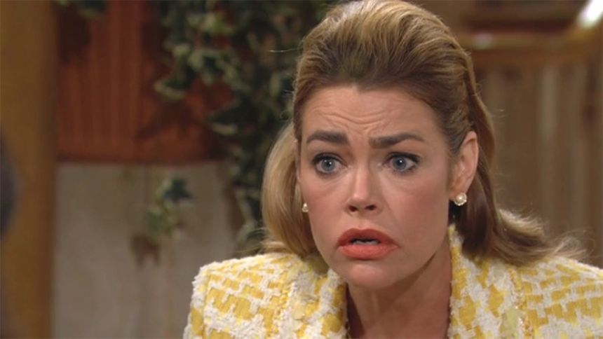 Shauna (Denise Richards) est sous le choc en apprenant ce que Quinn a fait. Top Models,
épisode 8510 (5 août 2021,
RTS)
