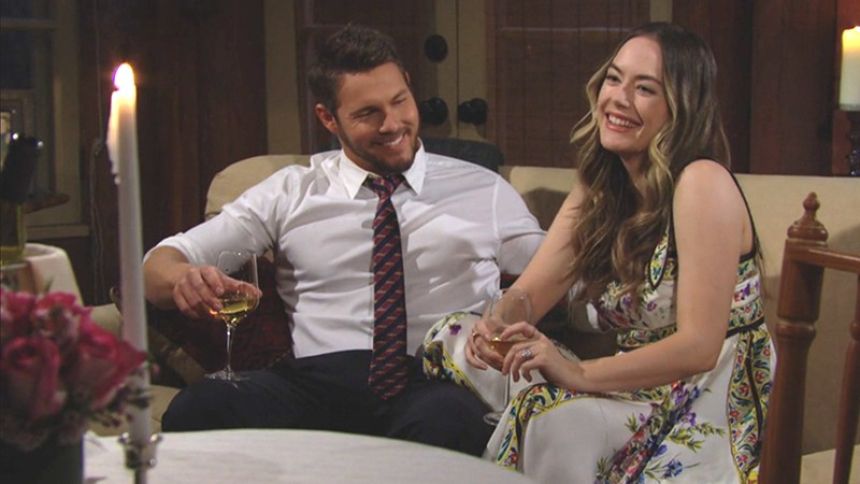 Pour la première fois depuis longtemps, Hope (Annika Noelle) et Liam (Scott Clifton) se retrouvent en amoureux. Top Modèles,
épisode 8517 (21 mars 2022,
TVA)