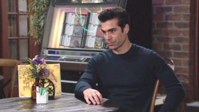 Rey (Jordi Vilasuso) a des doutes sur les déclarations de Chelsea. Les Feux de l'Amour,
épisode 12113 (21 mai 2021,
CBS)