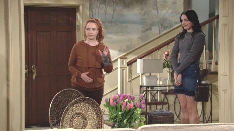 Mariah (Camryn Grimes) espère qu'Abby ne va pas (trop) paniquer. Les Feux de l'Amour,
                     épisode 12116 (26 mai 2021,
CBS)