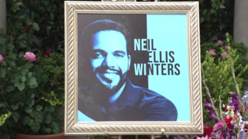 Neil Winters (Kristoff St. John) est à l'honneur aujourd'hui. Les Feux de l'Amour,
épisode 6445 (5 décembre 2023,
AUVIO)