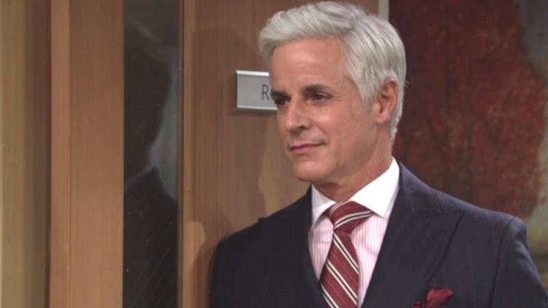 Michael (Christian LeBlanc) vient annoncer la décision du juge à Chelsea. Les Feux de l'Amour,
                     épisode 6446 (6 décembre 2023,
AUVIO)