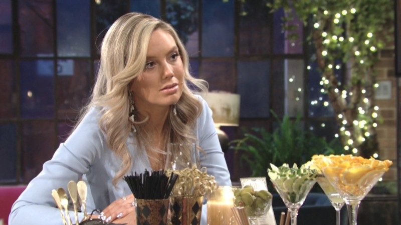 Abby (Melissa Ordway) s'interroge sur l'amie mystérieuse de Summer. Les Feux de l'Amour,
                     épisode 8862 (12 décembre 2023,
RTS)