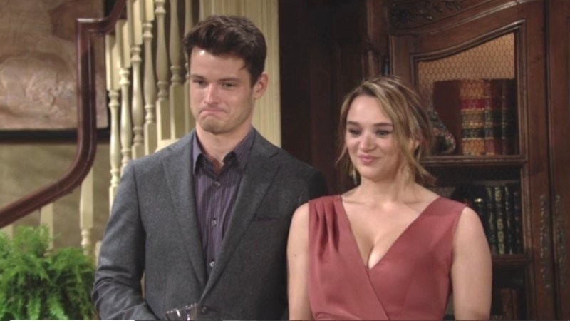 Summer (Hunter King) et Kyle (Michael Mealor) ont une grande annonce à faire ! Les Feux de l'Amour,
                     épisode 12125 (8 juin 2021,
CBS)
