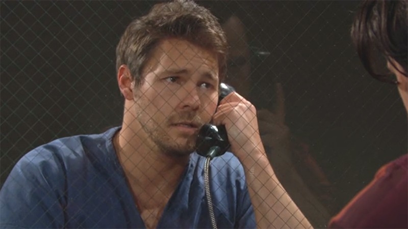 Liam (Scott Clifton) reçoit la visite de Thomas en prison. Amour, Gloire et Beauté/Top Models,
épisode 8537 (14 juin 2021,
CBS)