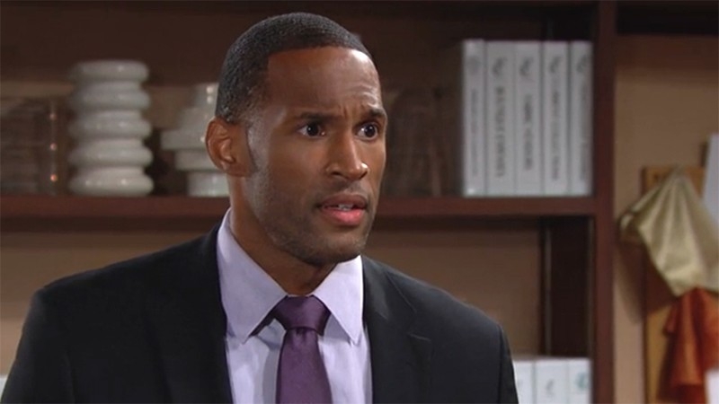 Carter (Lawrence Saint-Victor) a peur pour son couple avec Zoe. Amour, Gloire et Beauté,
                     épisode 8538 (27 mai 2022,
TF1)