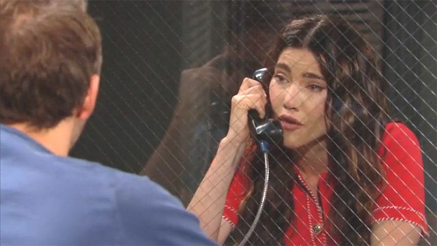Steffy (Jacqueline MacInnes Wood) rend visite à Liam en prison. Top Modèles,
épisode 8539 (20 avril 2022,
TVA)