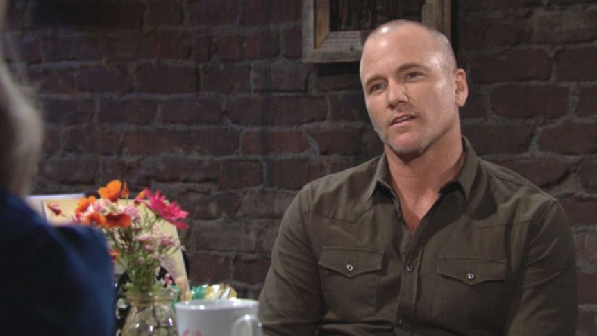 Stitch (Sean Carrigan) est content de revoir Abby après toutes ces années. Les Feux de l'Amour,
épisode 12138 (25 juin 2021,
CBS)