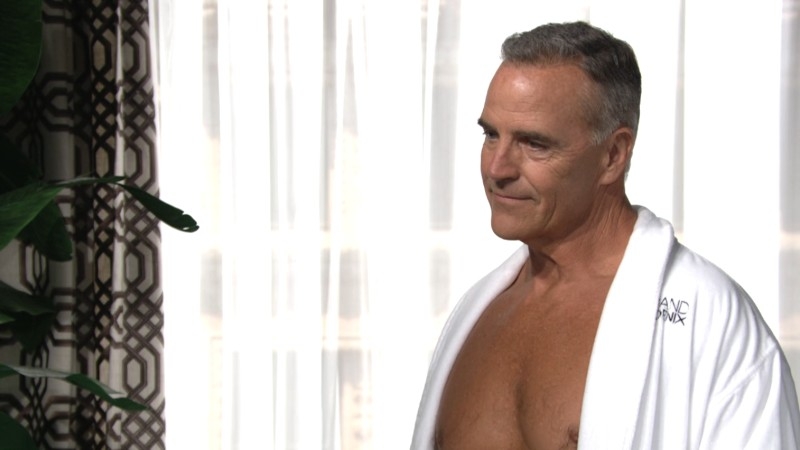 Ashland (Richard Burgi) se sent vraiment vivant en compagnie de Victoria. Les Feux de l'Amour,
                     épisode 12145 (6 juillet 2021,
CBS)