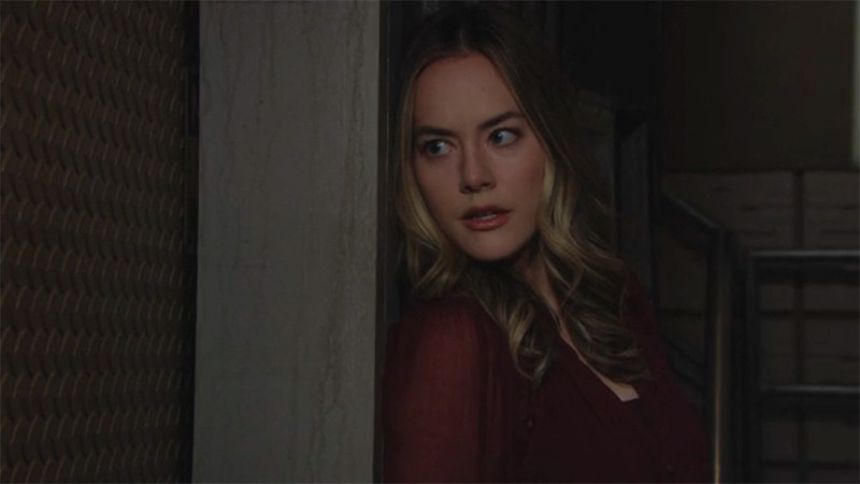 Hope (Annika Noelle) fait une découverte effroyable... Amour, Gloire et Beauté/Top Models,
épisode 8555 (8 juillet 2021,
CBS)