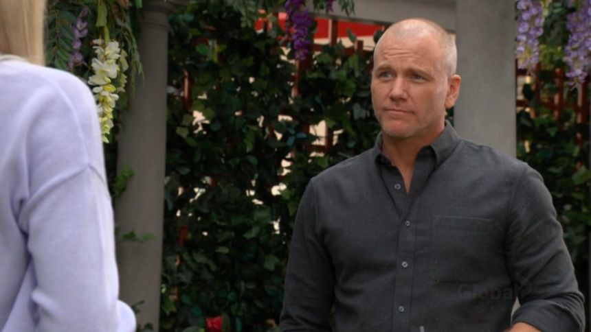 Stitch (Sean Carrigan) est toujours là pour Abby. Les Feux de l'Amour,
épisode 6484 (29 janvier 2024,
AUVIO)
