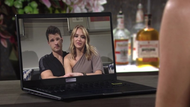 Kyle (Michael Mealor) et Summer (Hunter King) ont une importante annonce à faire. Les Feux de l'Amour,
                     épisode 12169 (9 août 2021,
CBS)