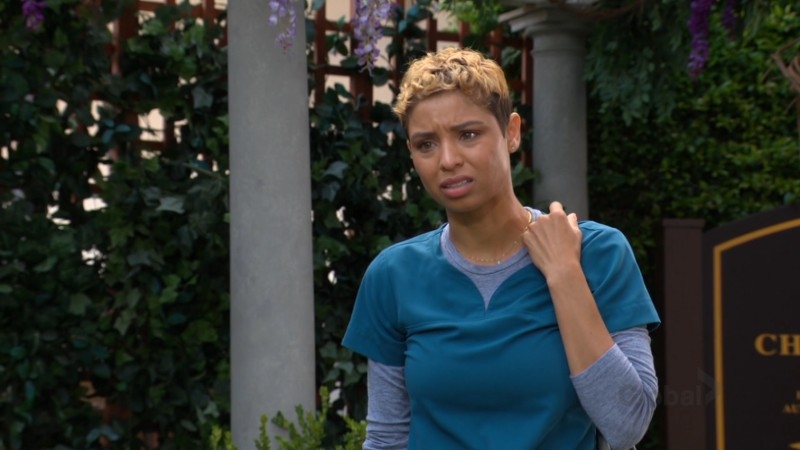 Elena (Brytni Sarpy) ne veut surtout pas qu'on pense que le nouveau Chef de la Chirurgie lui fait des faveurs ! Les Feux de l'Amour,
                     épisode 12172 (12 août 2021,
CBS)