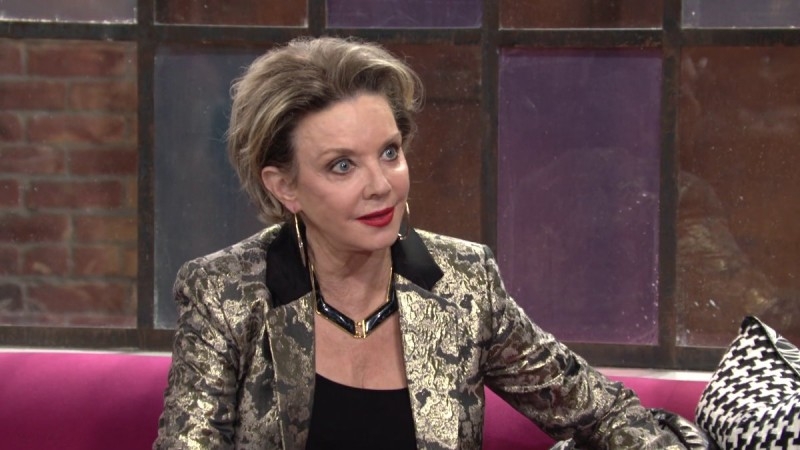 Gloria (Judith Chapman) se forge ses propres opportunités. Les Feux de l'Amour,
                     épisode 6503 (23 février 2024,
AUVIO)