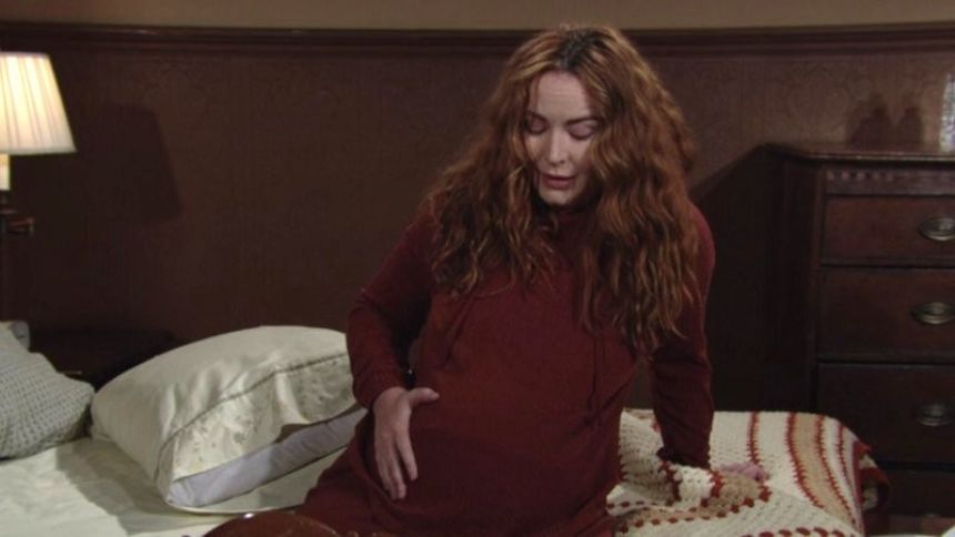 Mariah (Camryn Grimes) sent que le bébé va bientôt arriver. Les Feux de l'Amour,
                     épisode 12182 (26 août 2021,
CBS)