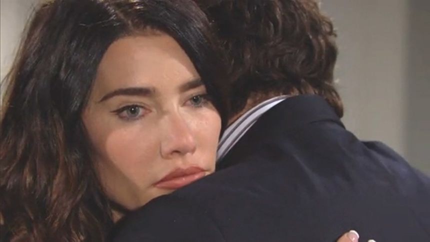 Steffy (Jacqueline MacInnes Wood) se fait beaucoup de soucis pour sa relation avec Finn. Top Modèles,
épisode 8595 (7 juillet 2022,
TVA)