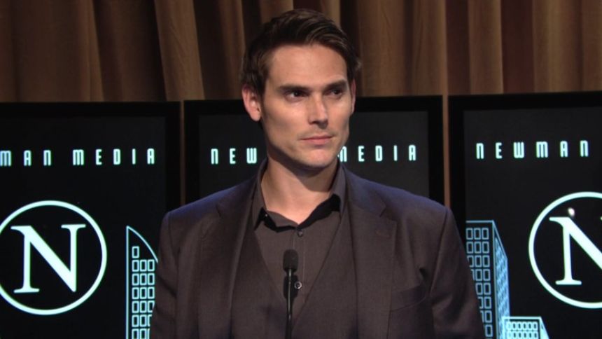 Adam (Mark Grossman) révèle les projets de Newman Media aux habitants de Genoa. Les Feux de l'Amour,
épisode 6515 (13 mars 2024,
AUVIO)