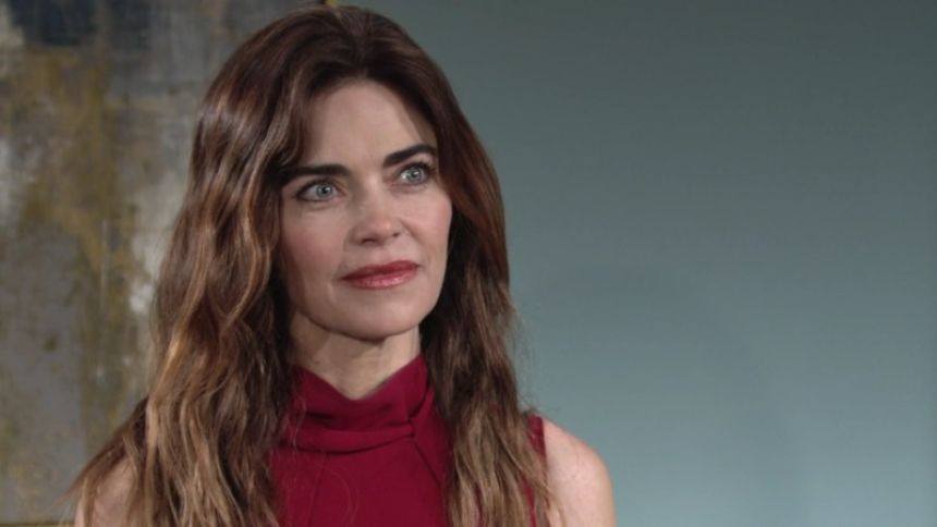 Victoria (Amelia Heinle) est touchée par le cadeau d'Ashland. Les Feux de l'Amour,
épisode 6520 (20 mars 2024,
AUVIO)