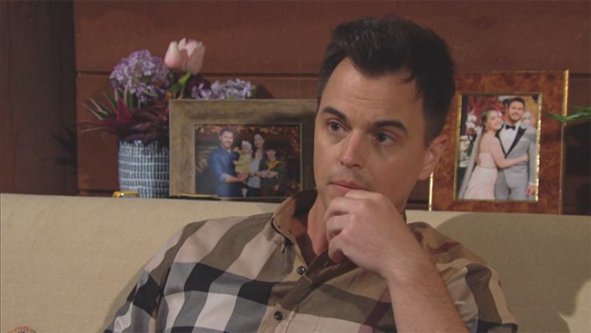 Wyatt (Darin Brooks) s'inquiète pour sa mère et Eric. Top Models,
épisode 8602 (21 juin 2022,
RTL9)