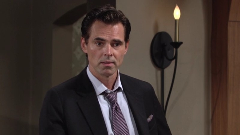Billy (Jason Thompson) ne peut s'empêcher de douter des paroles d'Ashland... Les Feux de l'Amour,
                     épisode 12196 (15 septembre 2021,
CBS)