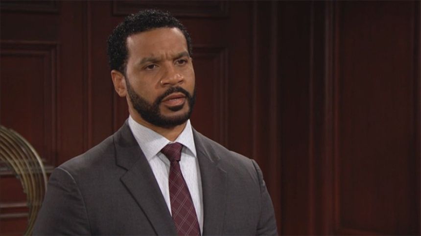 Justin (Aaron D. Spears) se fait confier une nouvelle mission. Top Models,
épisode 8609 (22 décembre 2021,
RTS)