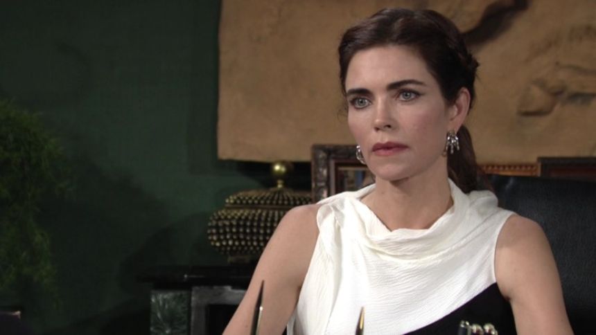 Victoria (Amelia Heinle) écoute son père lui donner son avis. Les Feux de l'Amour,
                     épisode 12203 (24 septembre 2021,
CBS)