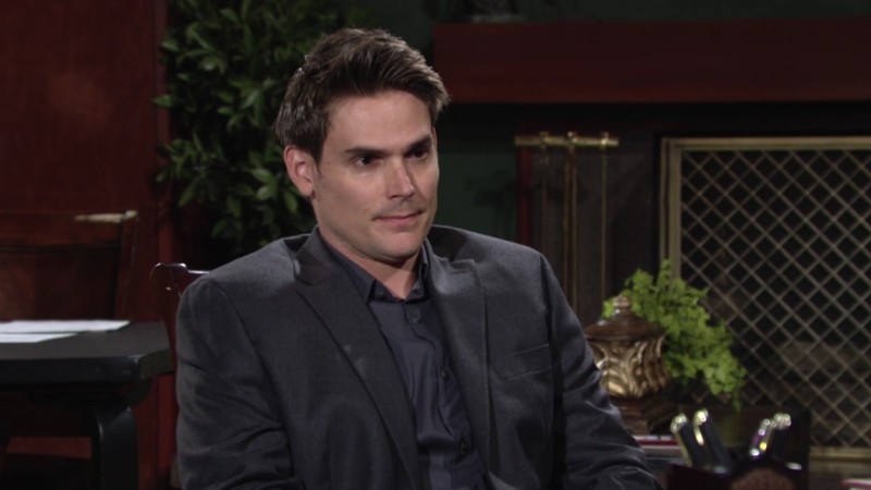 Adam (Mark Grossman) se demande si Victoria veut vraiment qu'il assiste au mariage. Les Feux de l'Amour,
                     épisode 8943 (15 avril 2024,
TF1)