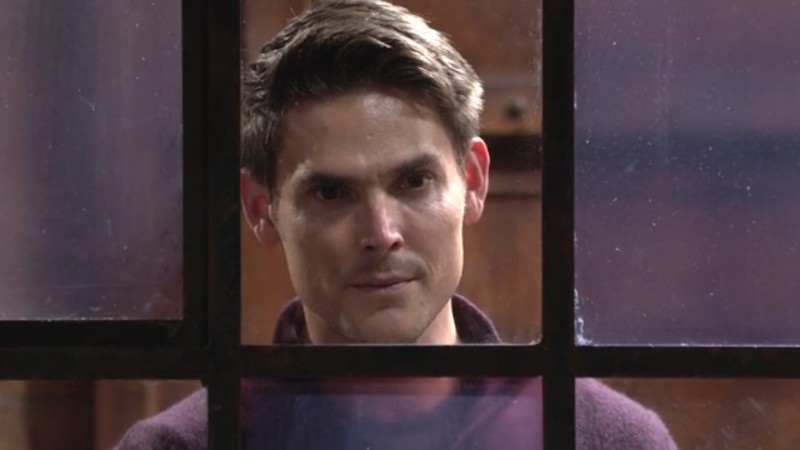 Adam (Mark Grossman) reste vigilant... Les Feux de l'Amour,
                     épisode 8949 (23 avril 2024,
TF1)